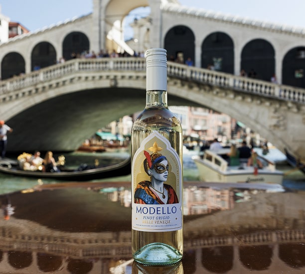 Modello Pinot Grigio delle Venezie DOC wine bottle alternate view.